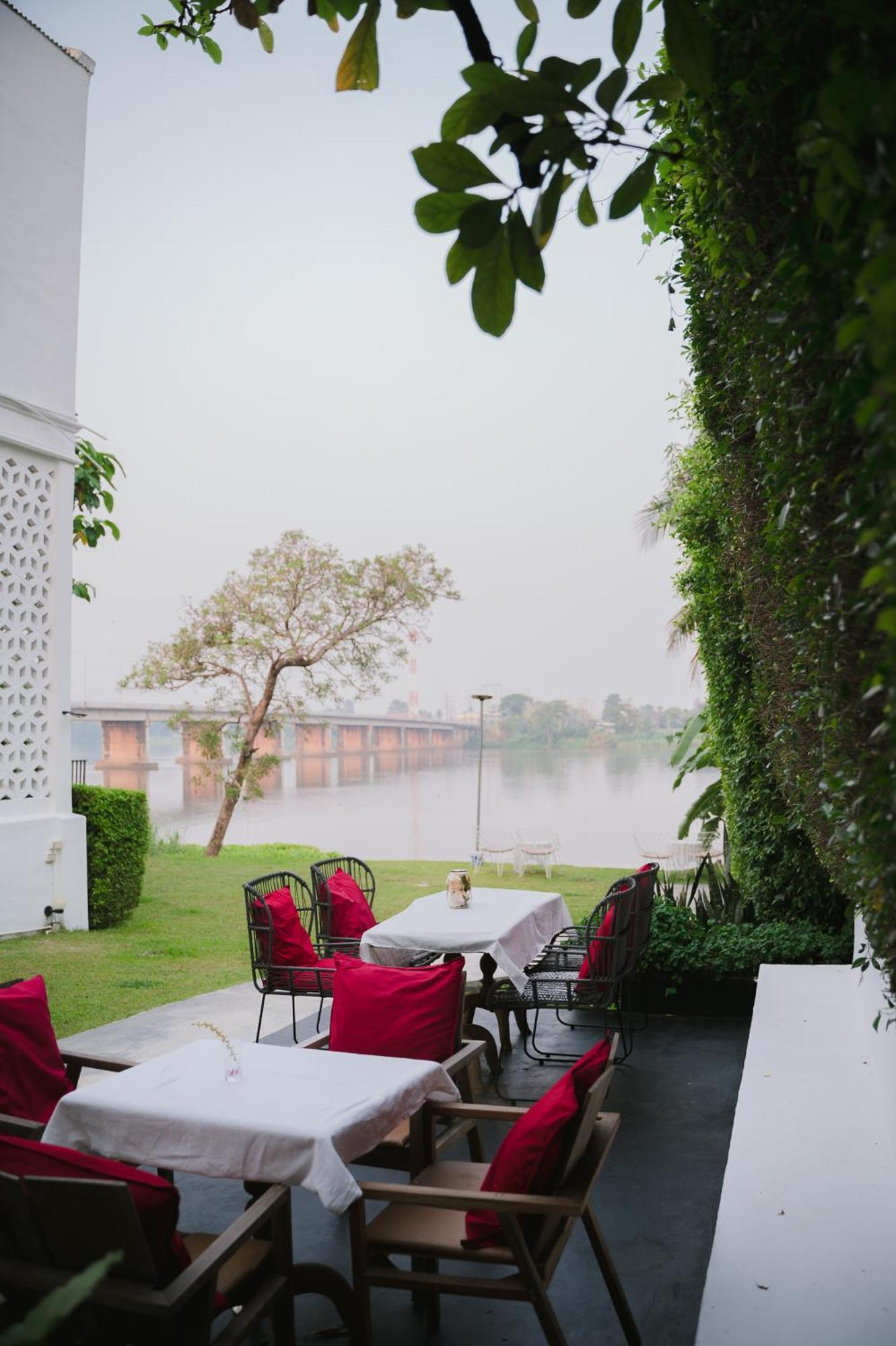 White Wall Riverfront Hotel Кампхэнгпхет Экстерьер фото